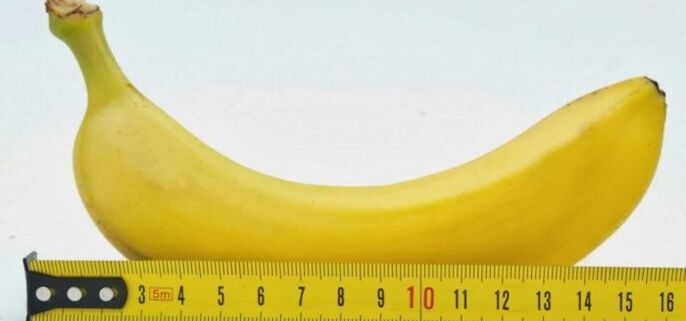 măsurarea penisului folosind o banană ca exemplu înainte de operația de mărire
